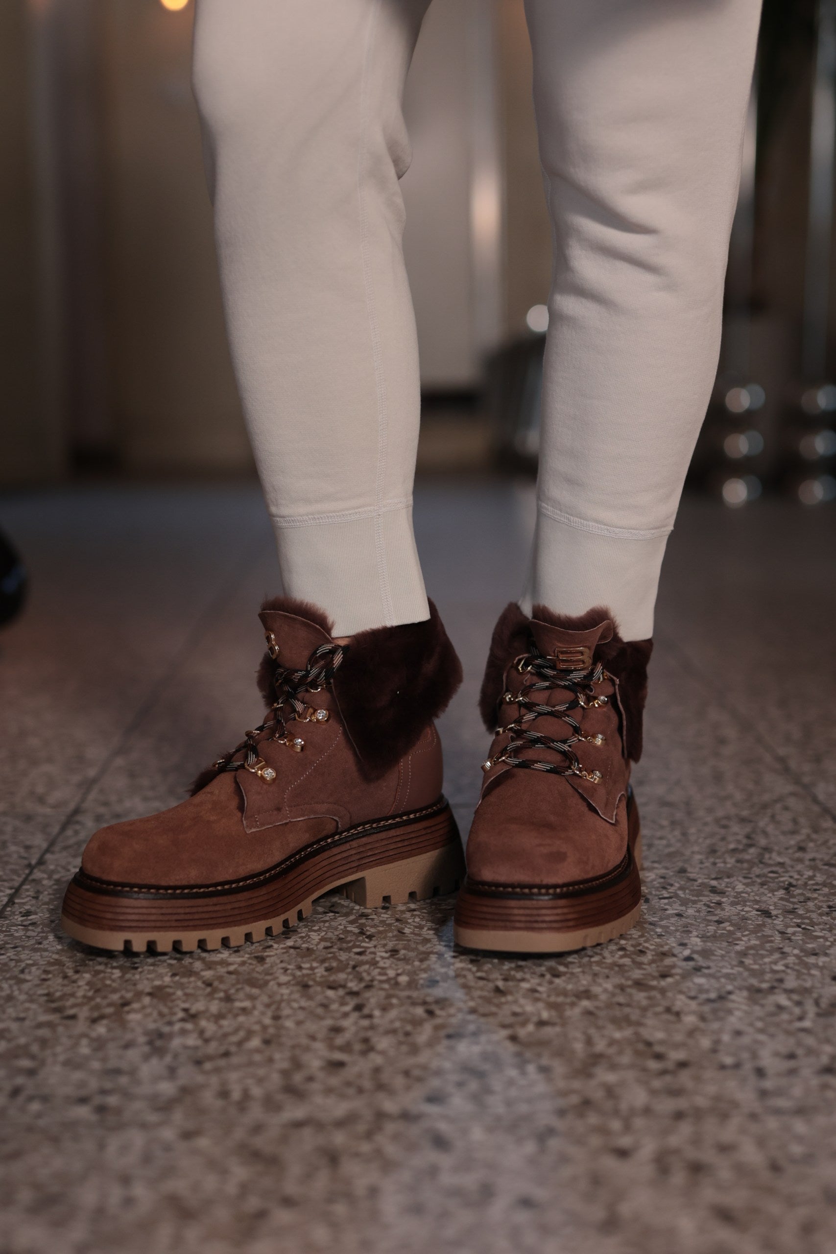 מגפון שרוכים+פרווה-טואופ