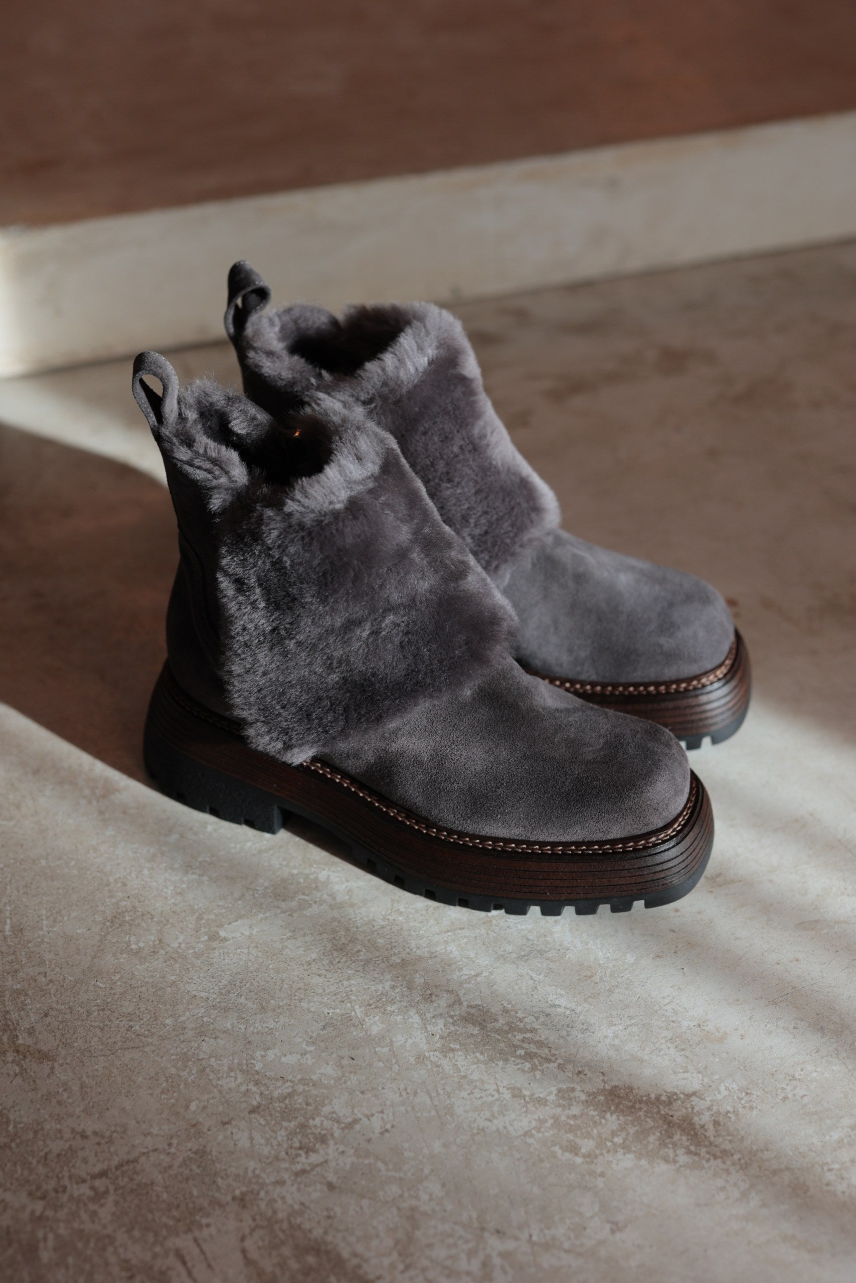 מגפון זמש+פרווה-אפור