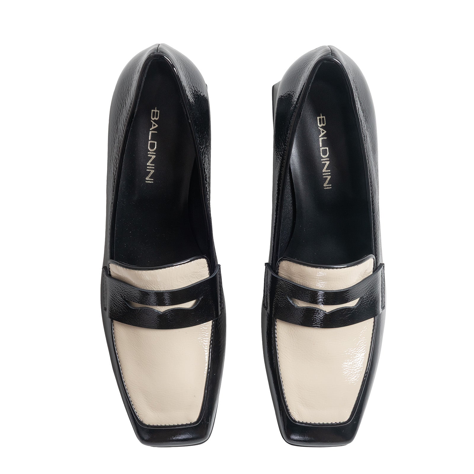 מוקסין עקב שחור לבן