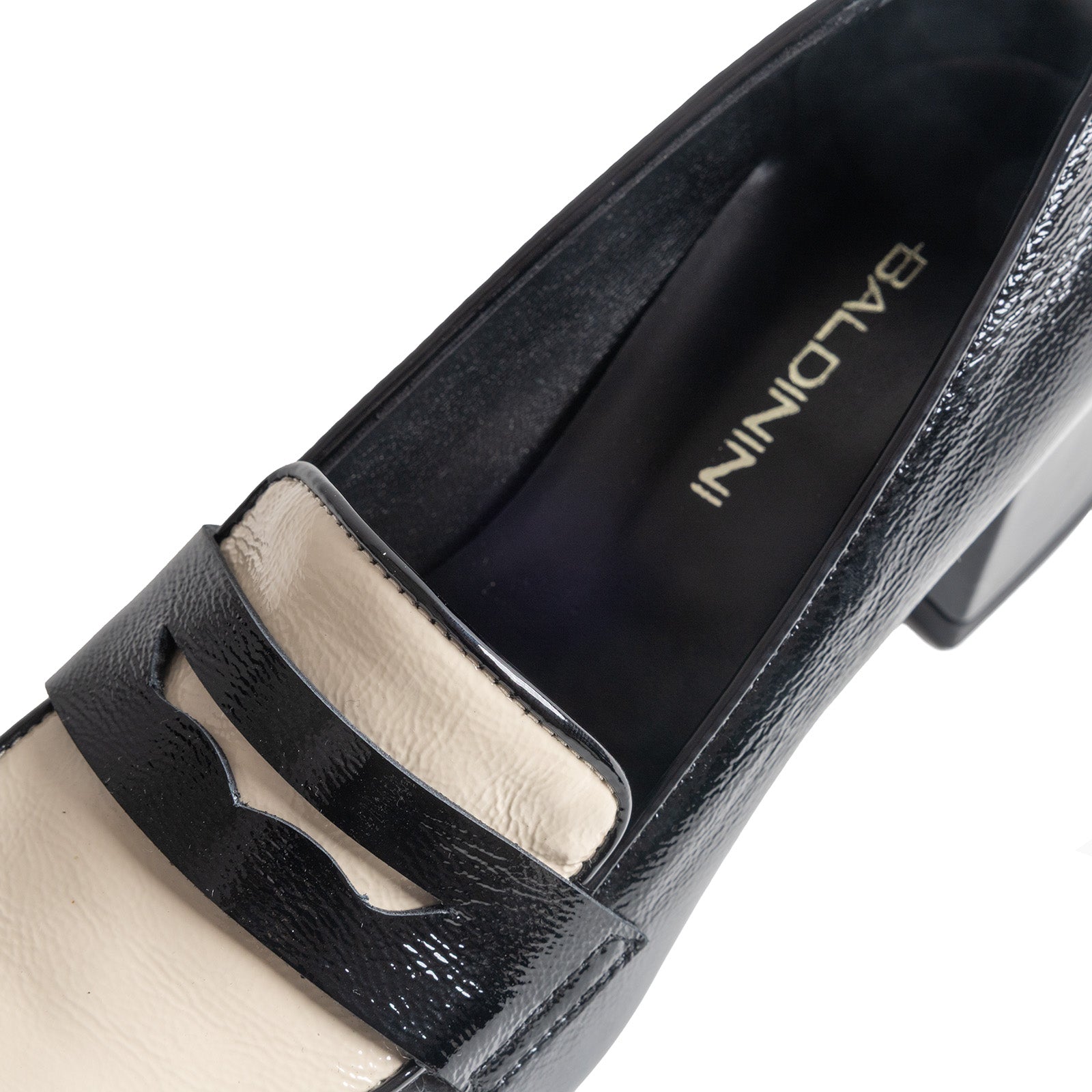 מוקסין עקב שחור לבן